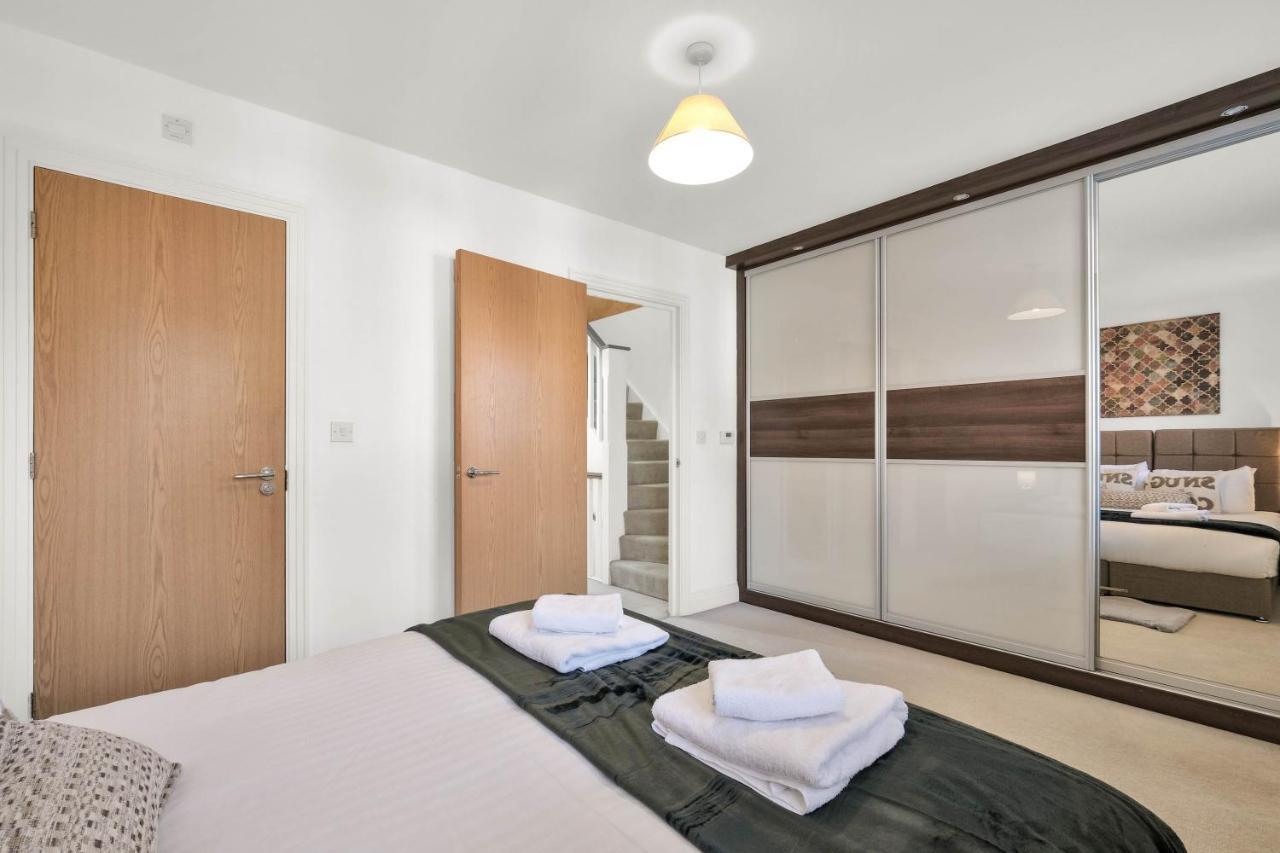 Foxherne 5Bdr 3Ba Serviced House With Parking - Slough By 360Stays Exterior foto