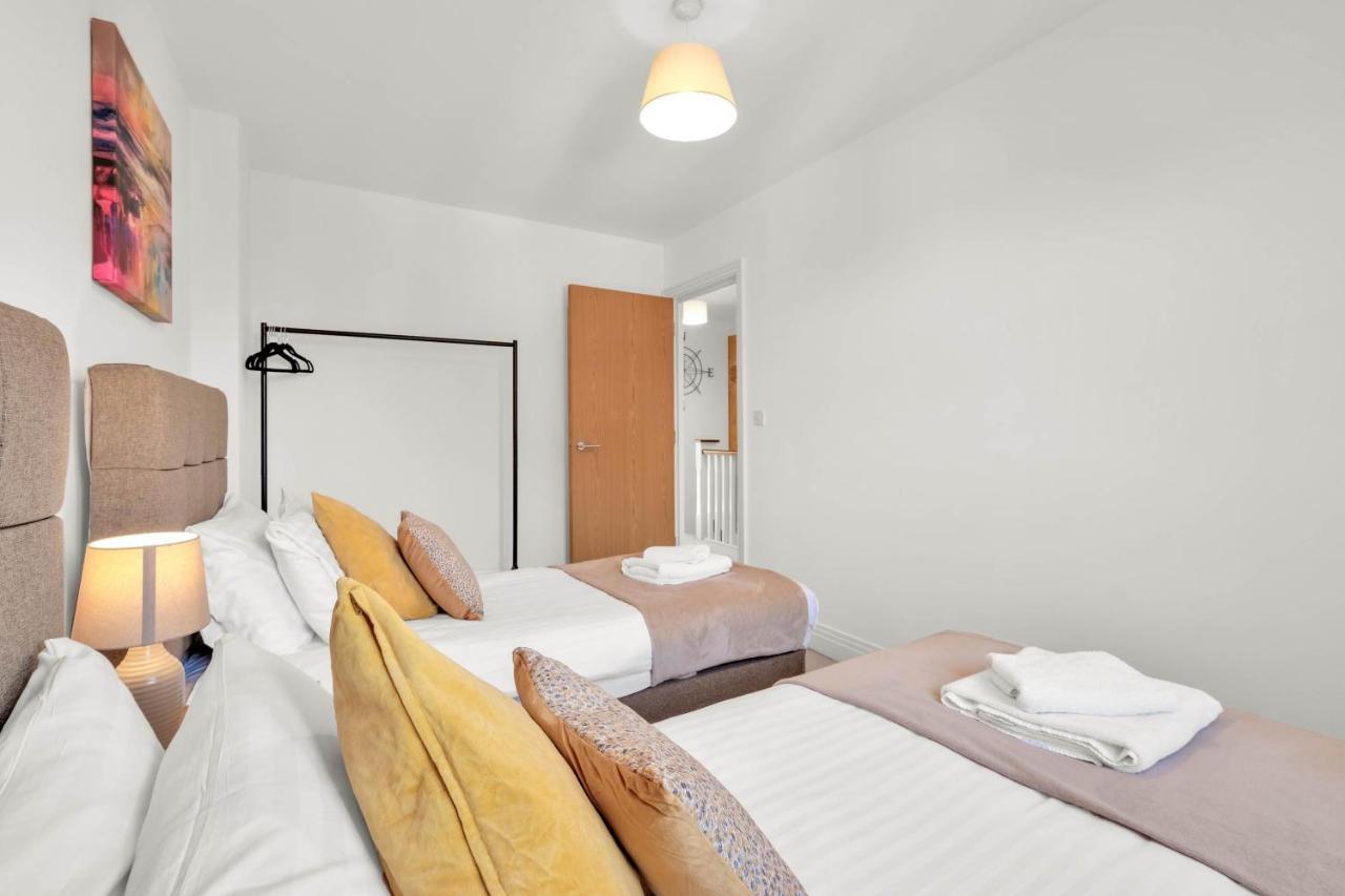 Foxherne 5Bdr 3Ba Serviced House With Parking - Slough By 360Stays Exterior foto