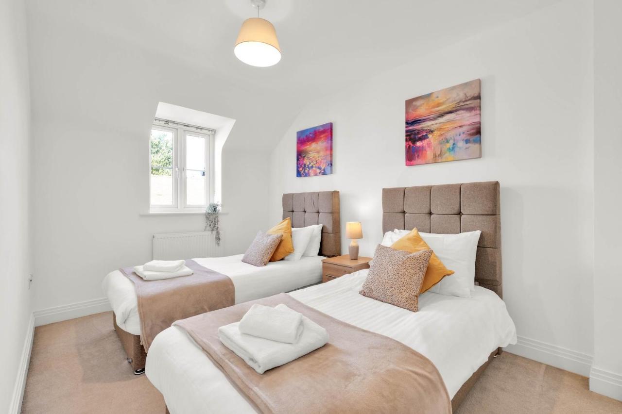 Foxherne 5Bdr 3Ba Serviced House With Parking - Slough By 360Stays Exterior foto