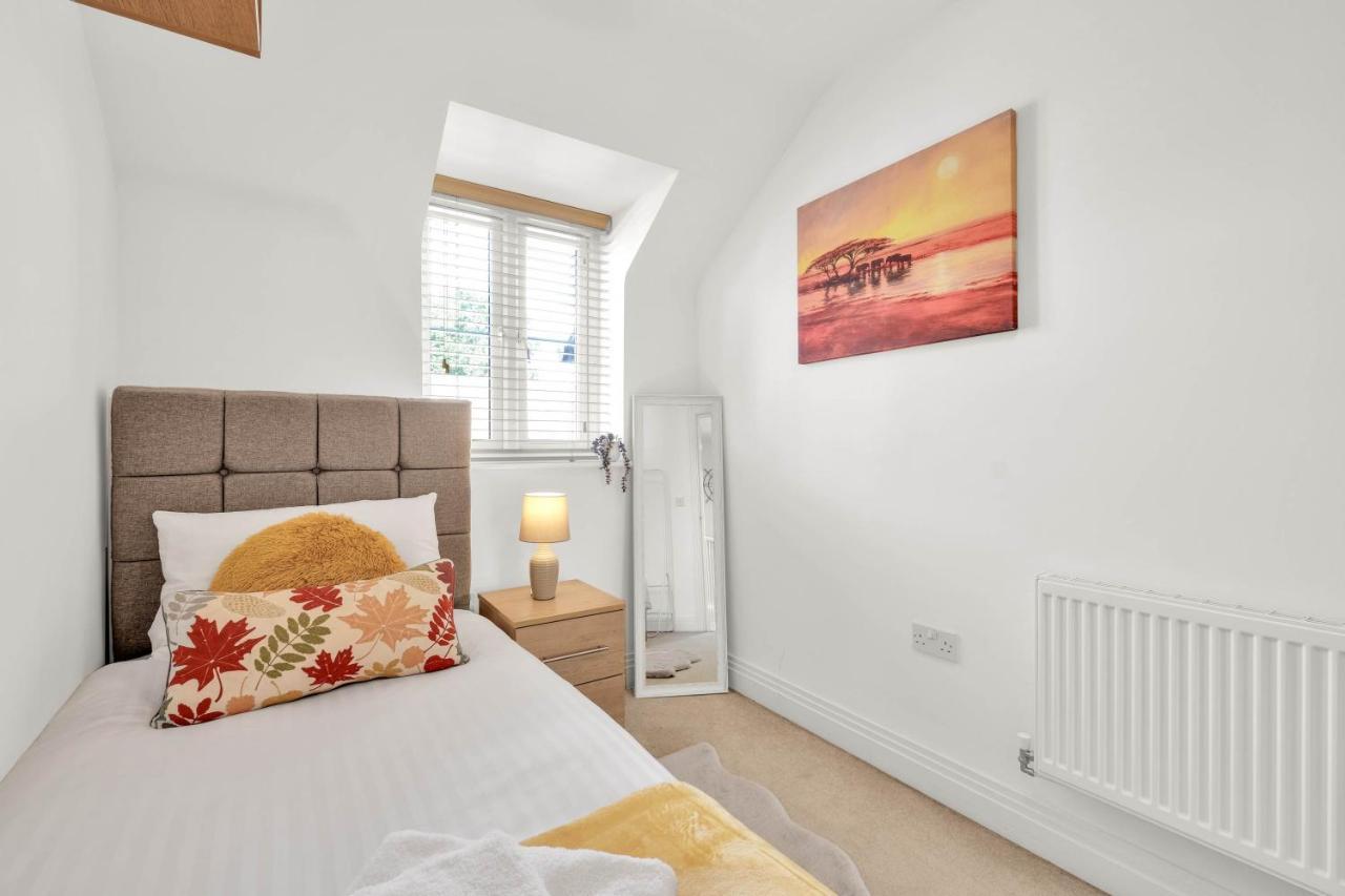 Foxherne 5Bdr 3Ba Serviced House With Parking - Slough By 360Stays Exterior foto