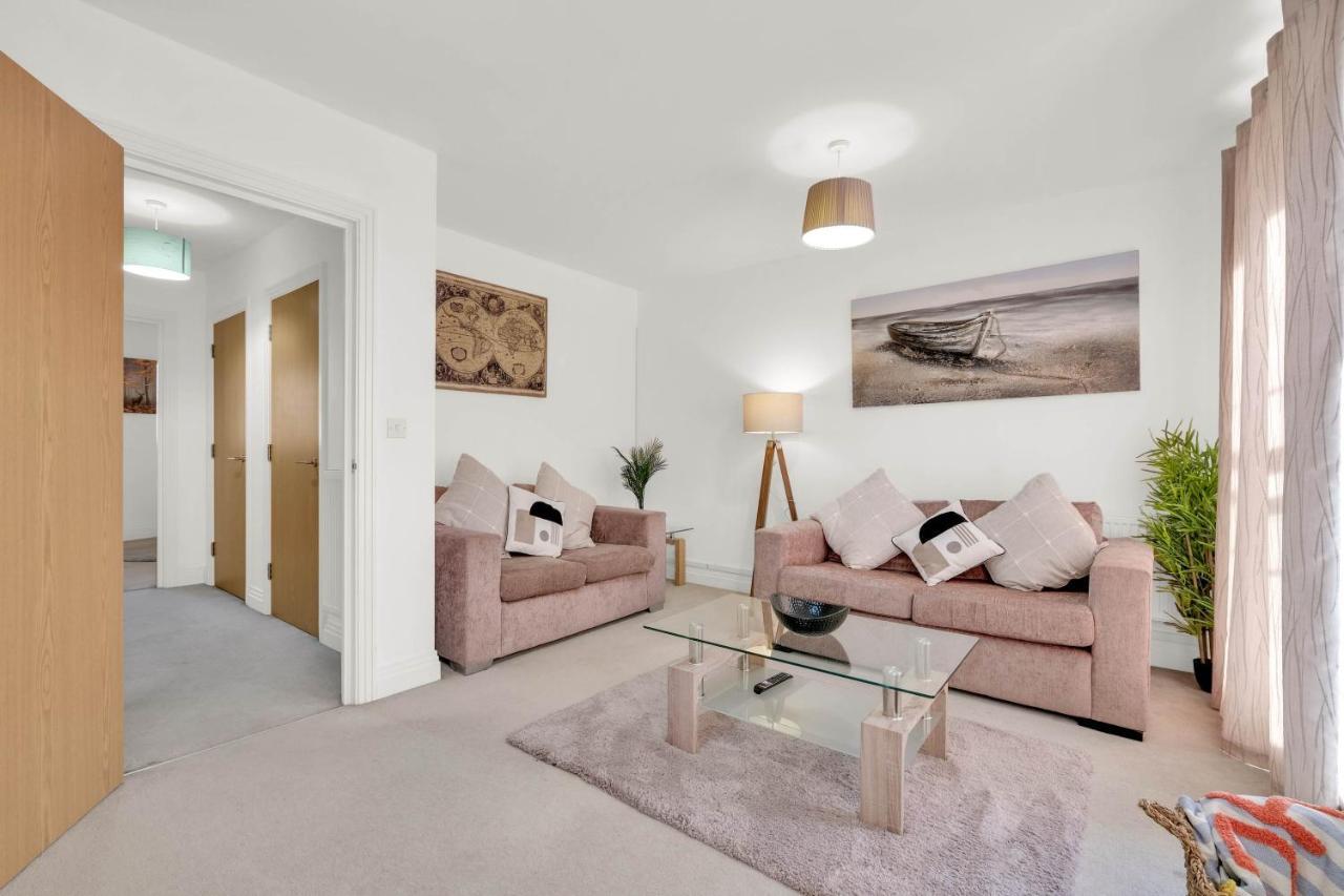 Foxherne 5Bdr 3Ba Serviced House With Parking - Slough By 360Stays Exterior foto