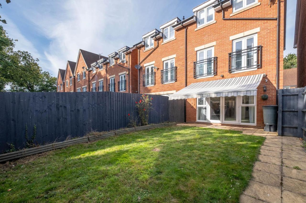 Foxherne 5Bdr 3Ba Serviced House With Parking - Slough By 360Stays Exterior foto