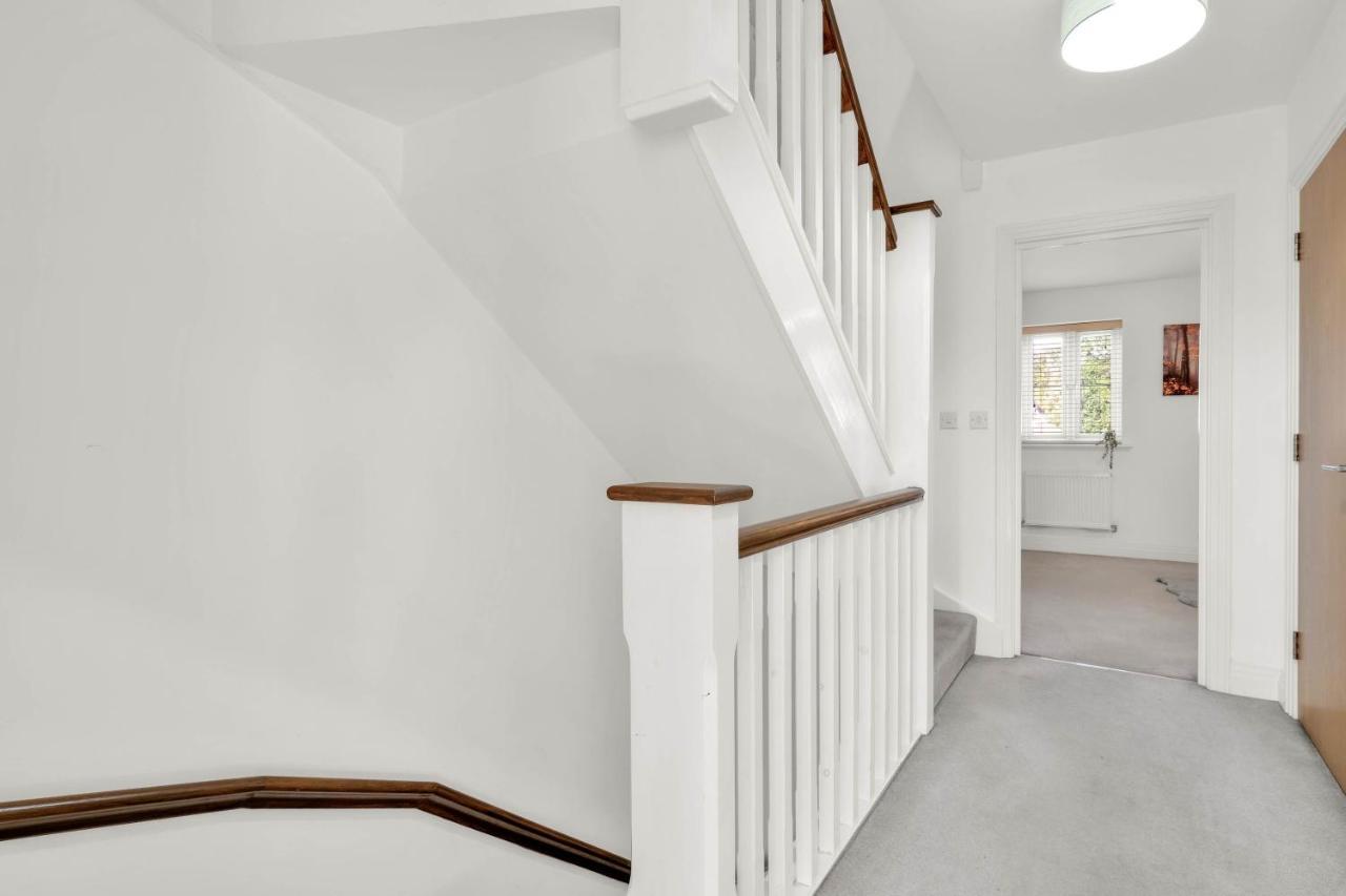 Foxherne 5Bdr 3Ba Serviced House With Parking - Slough By 360Stays Exterior foto