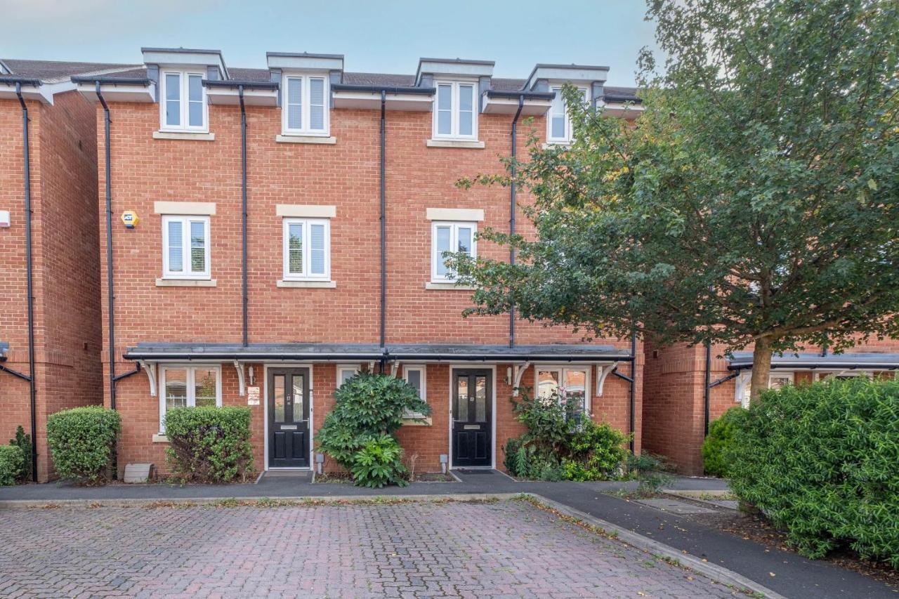 Foxherne 5Bdr 3Ba Serviced House With Parking - Slough By 360Stays Exterior foto