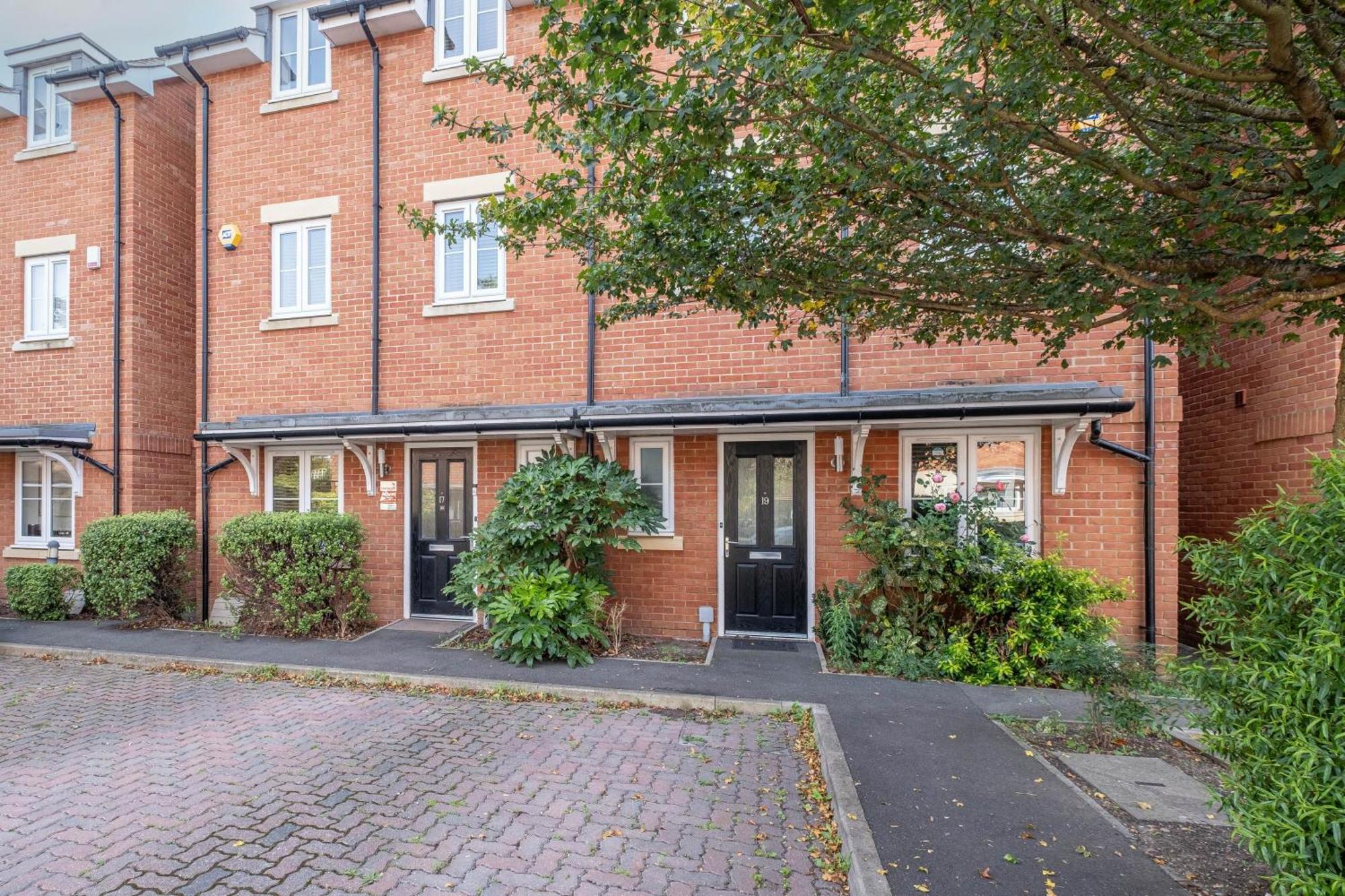 Foxherne 5Bdr 3Ba Serviced House With Parking - Slough By 360Stays Exterior foto