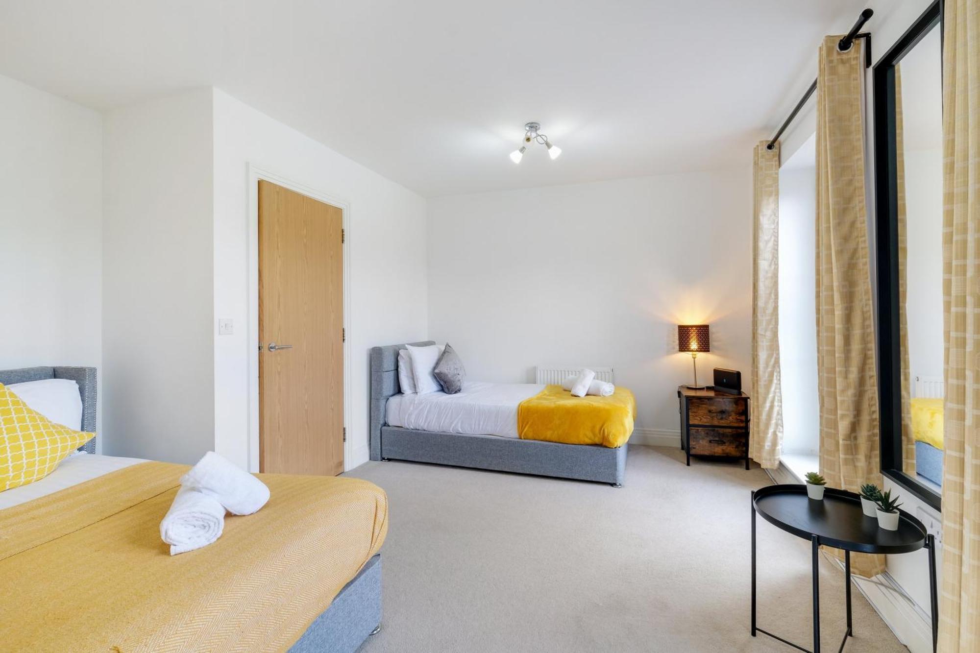 Foxherne 5Bdr 3Ba Serviced House With Parking - Slough By 360Stays Exterior foto