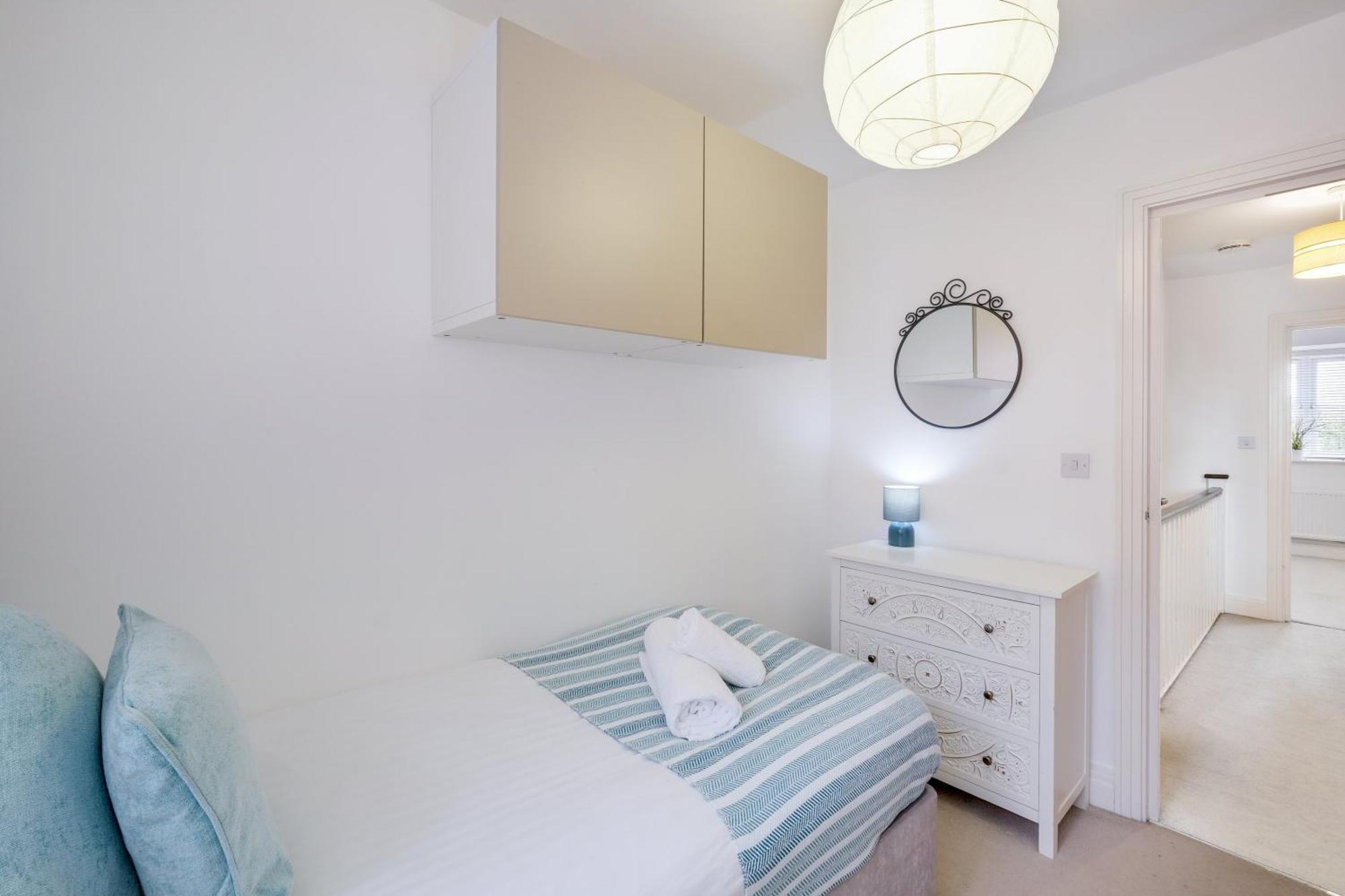 Foxherne 5Bdr 3Ba Serviced House With Parking - Slough By 360Stays Exterior foto