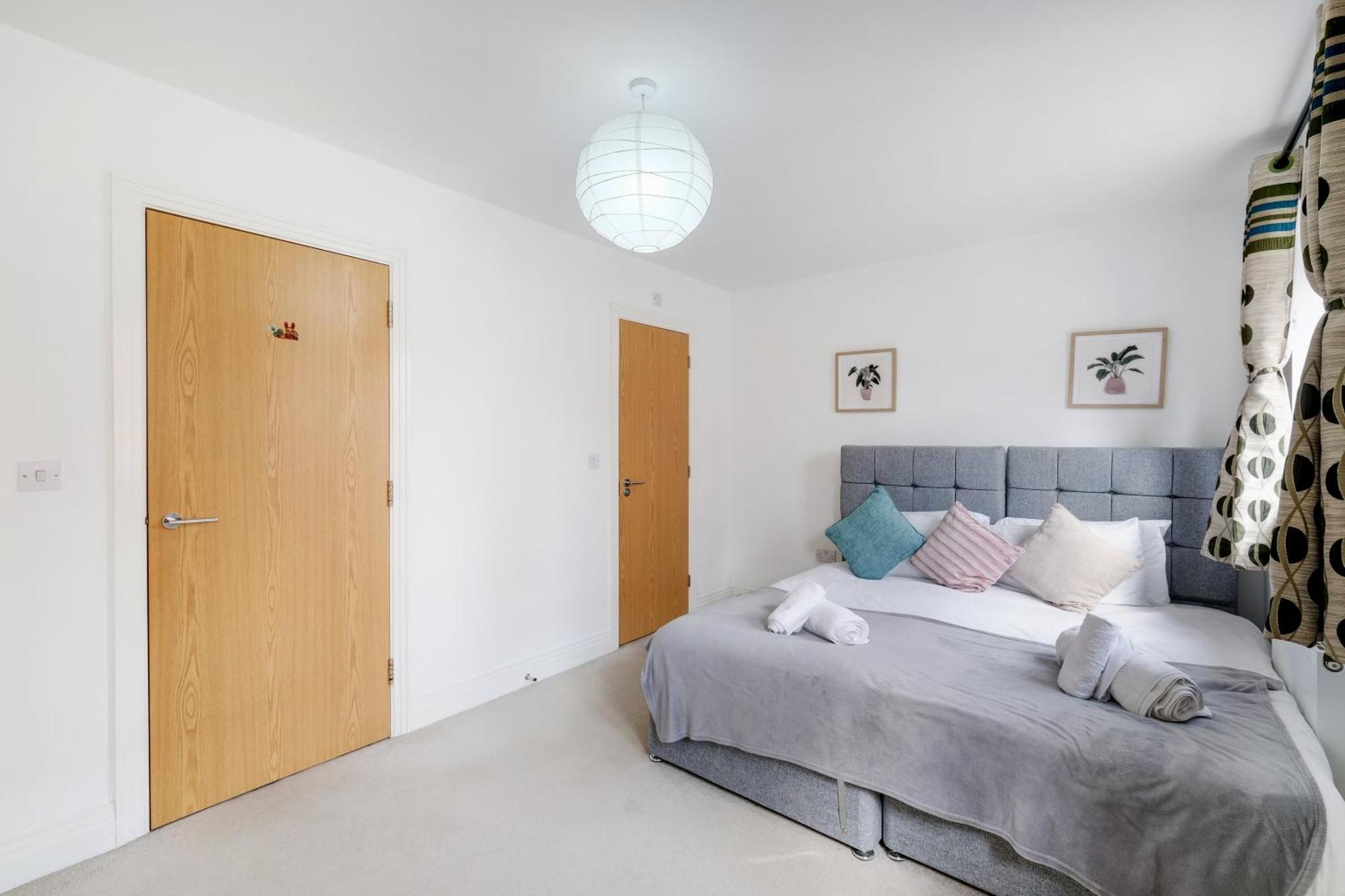 Foxherne 5Bdr 3Ba Serviced House With Parking - Slough By 360Stays Exterior foto