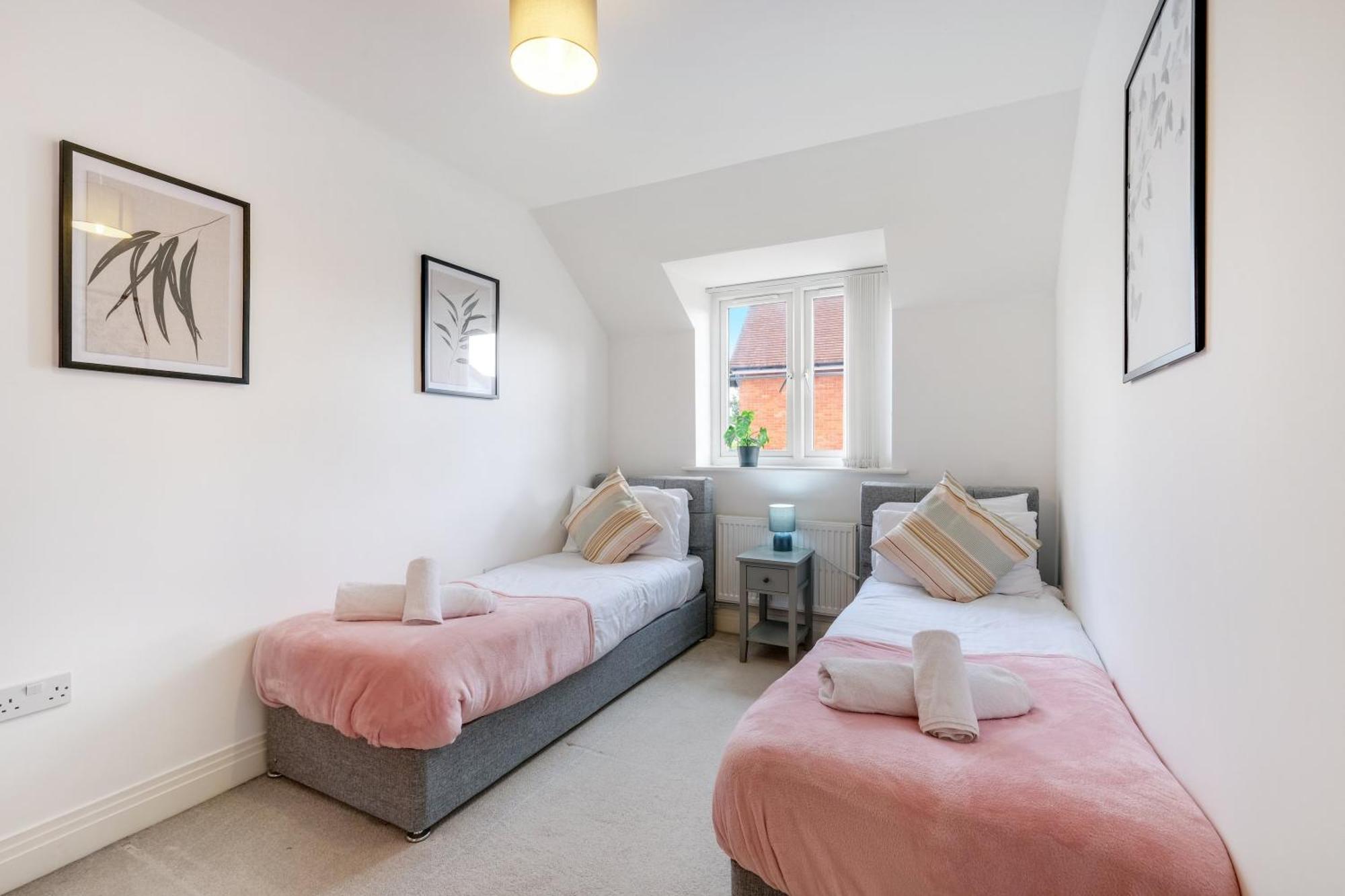 Foxherne 5Bdr 3Ba Serviced House With Parking - Slough By 360Stays Exterior foto