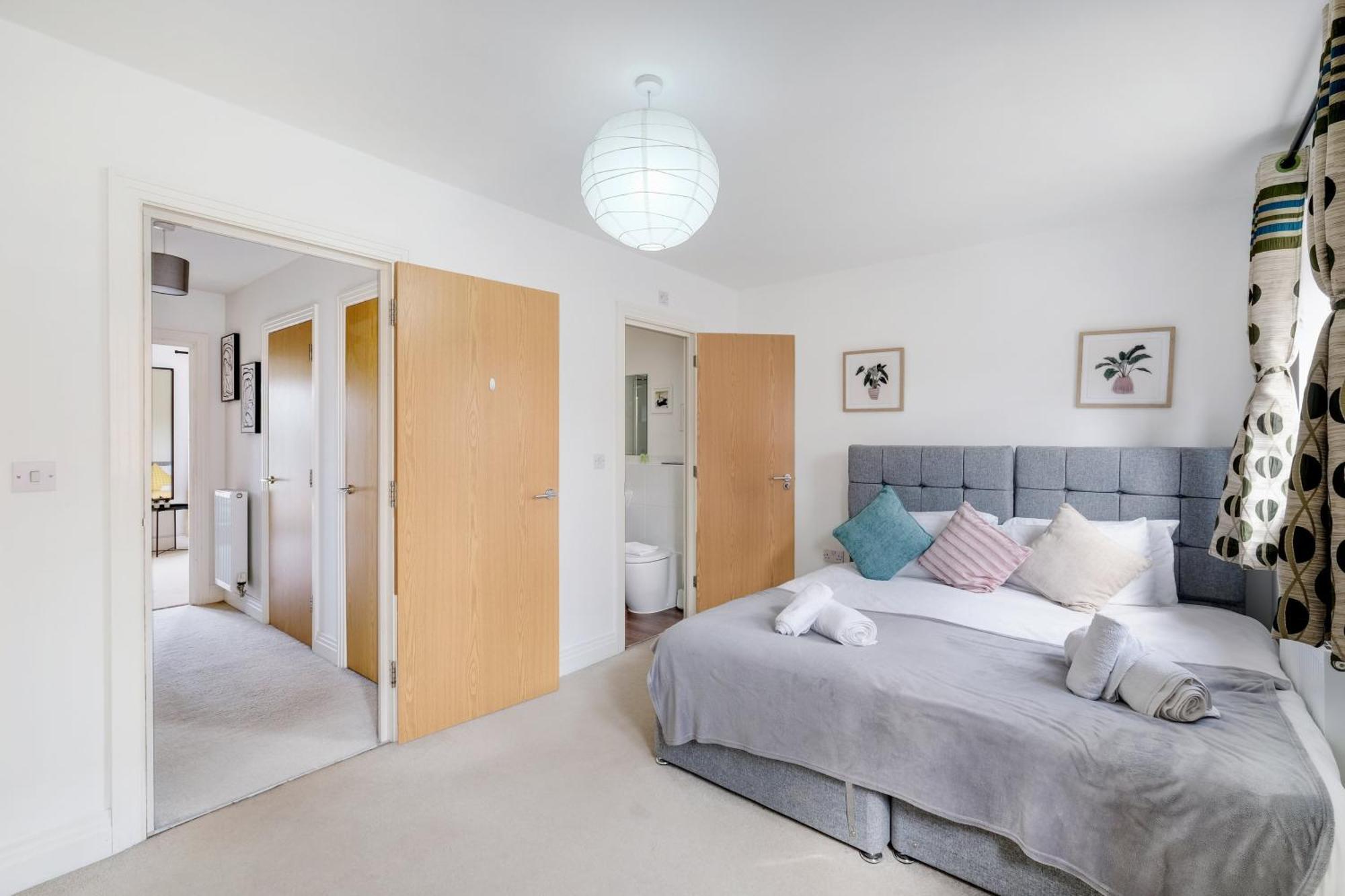 Foxherne 5Bdr 3Ba Serviced House With Parking - Slough By 360Stays Exterior foto