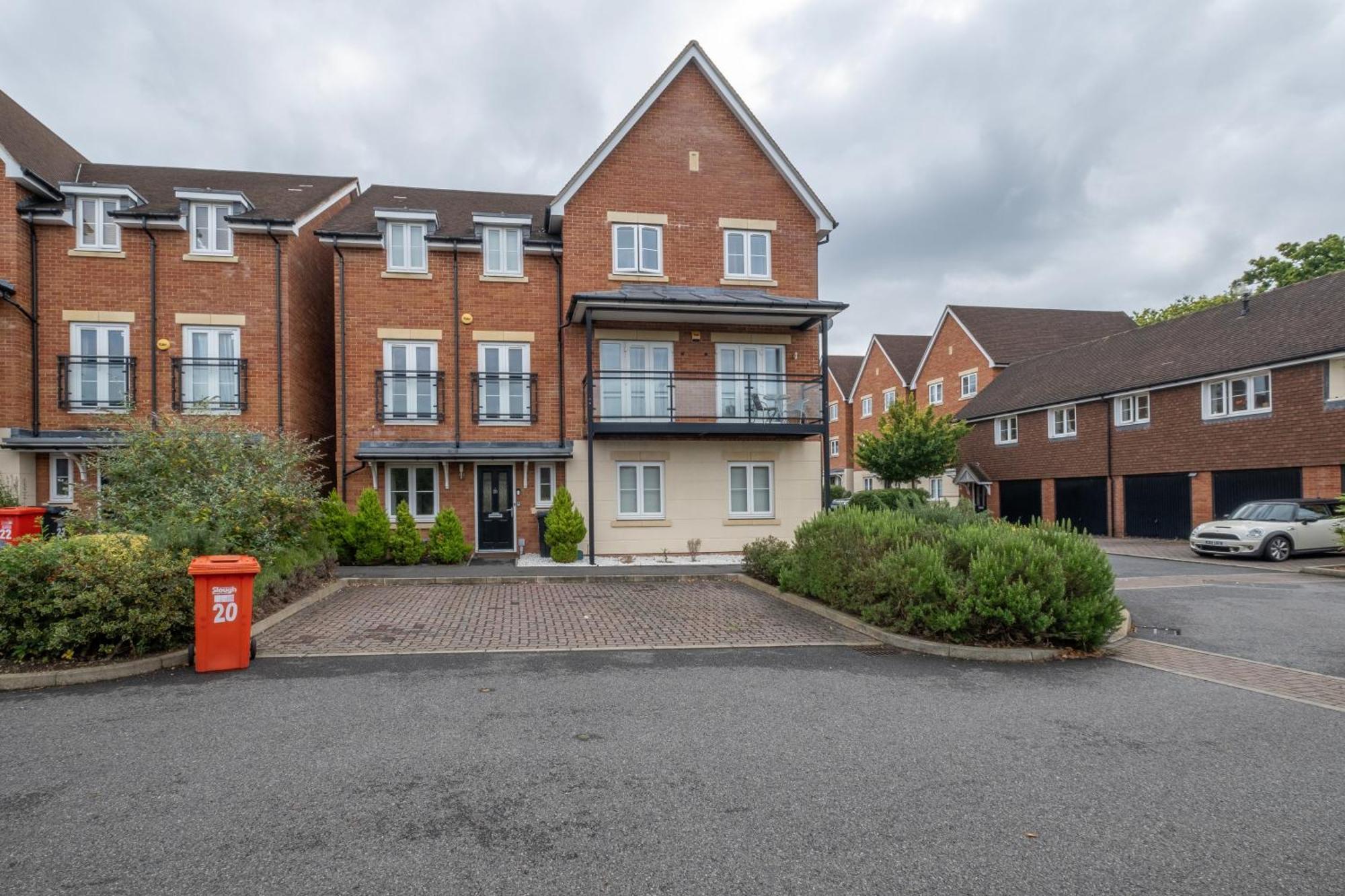 Foxherne 5Bdr 3Ba Serviced House With Parking - Slough By 360Stays Exterior foto