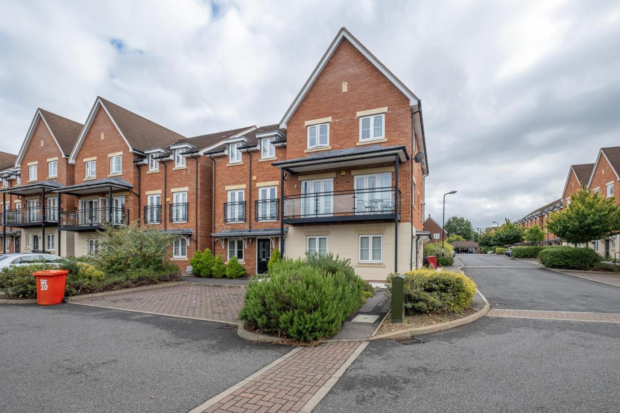 Foxherne 5Bdr 3Ba Serviced House With Parking - Slough By 360Stays Exterior foto