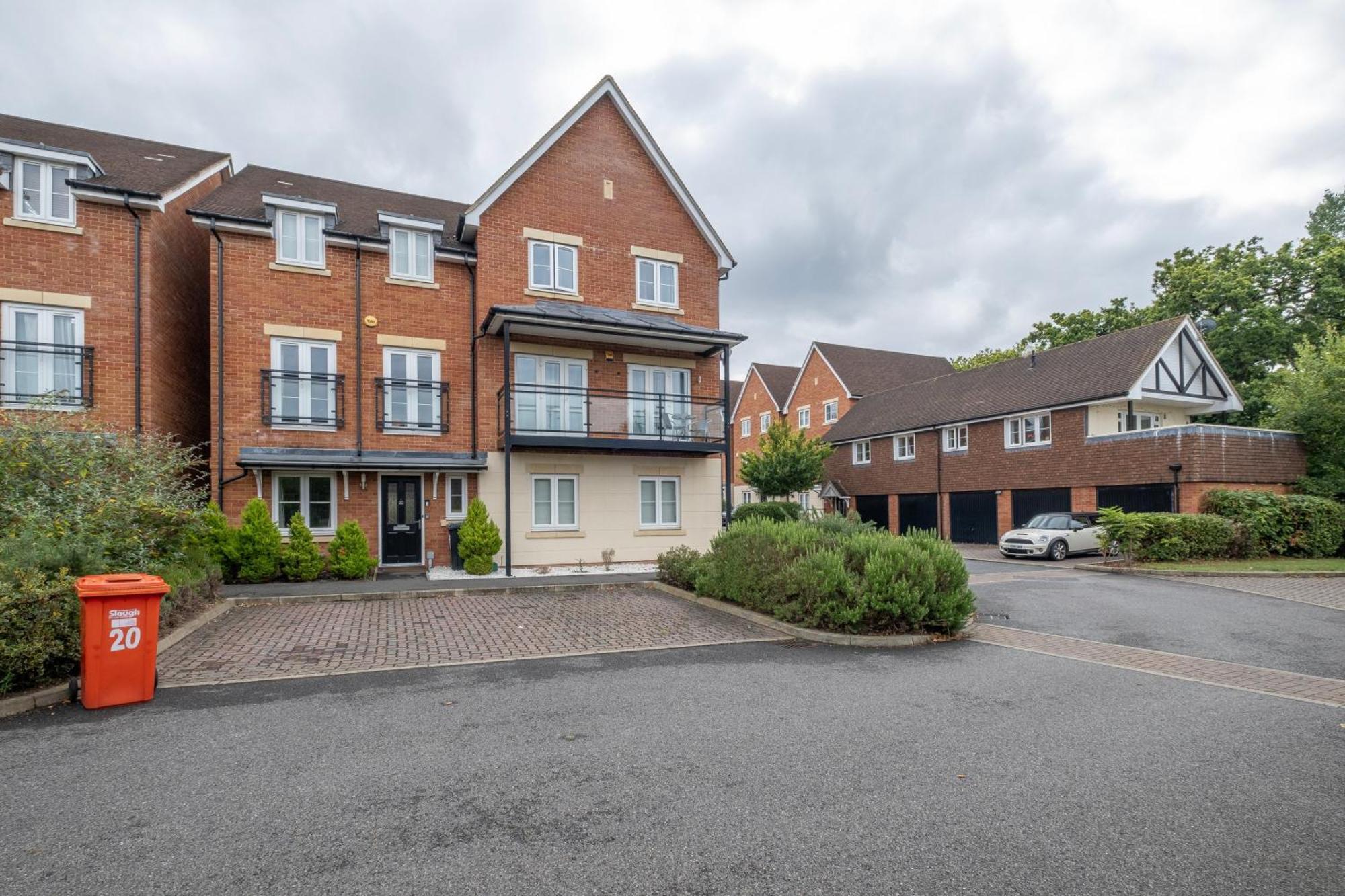 Foxherne 5Bdr 3Ba Serviced House With Parking - Slough By 360Stays Exterior foto